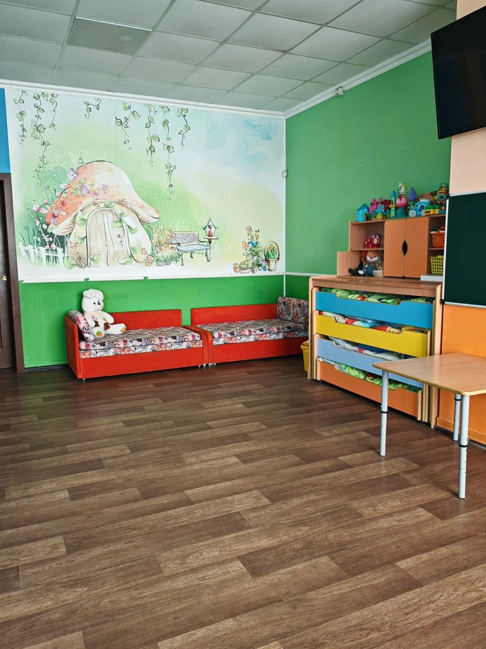 Спальная зона с домиком и медведем