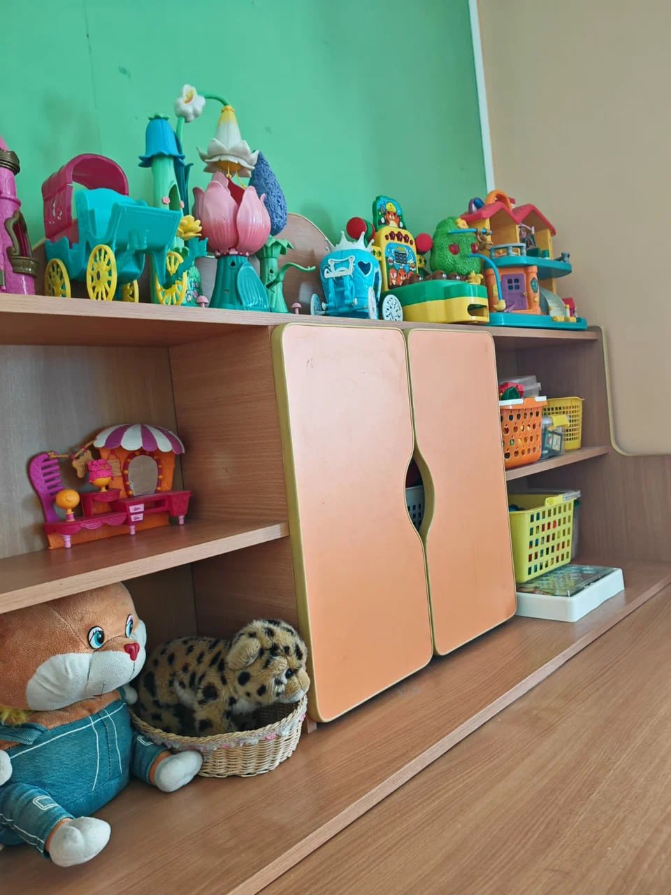 Полка с игрушками и зверюшками